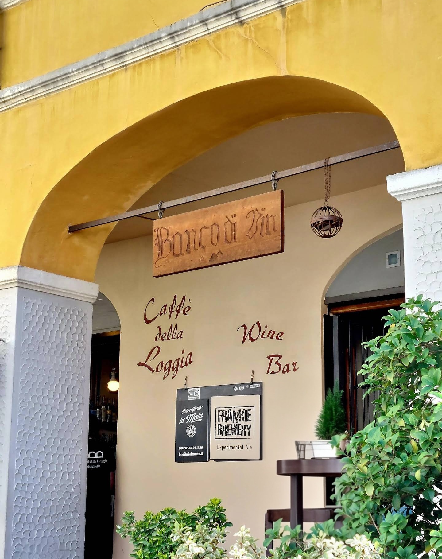 Ingresso sotto gli archi