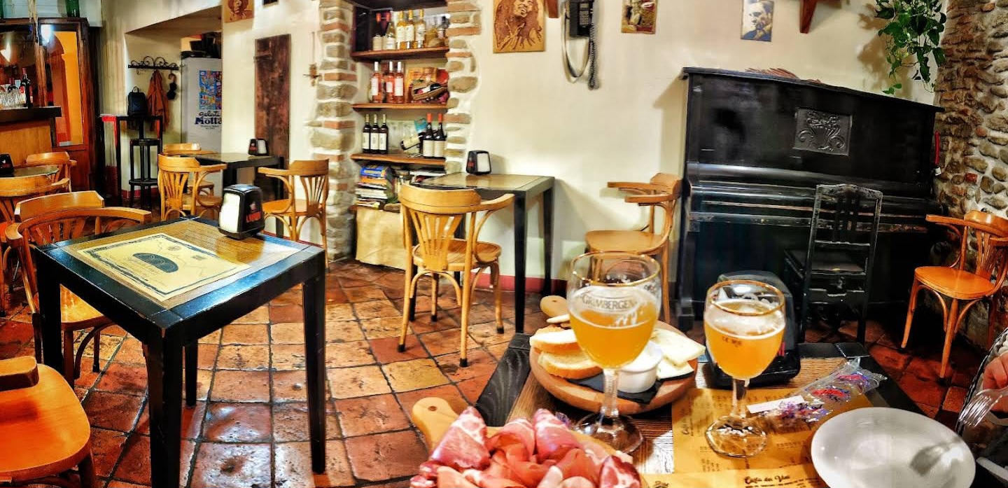 Sala interna con pianoforte